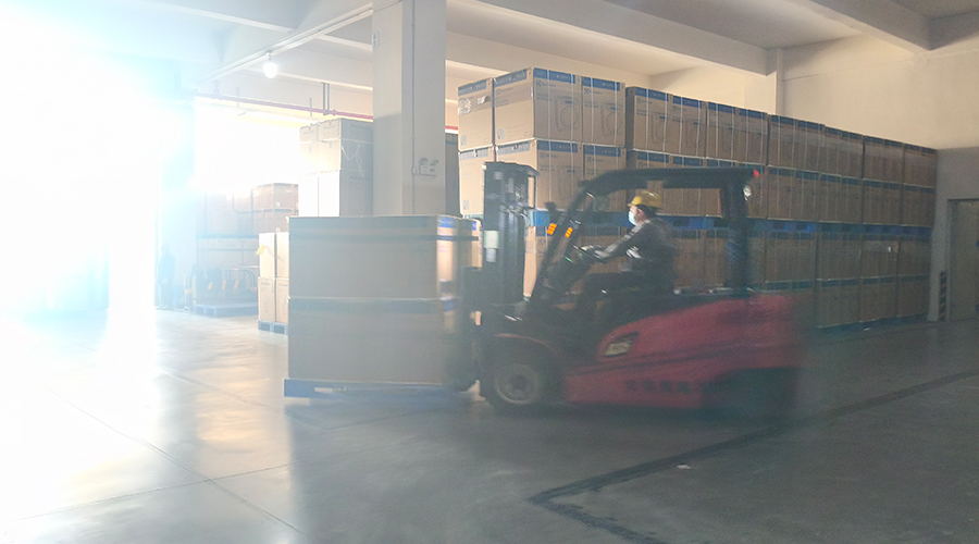 倉庫繁忙，每日多條柜滾筒干衣機(jī)發(fā)往全球