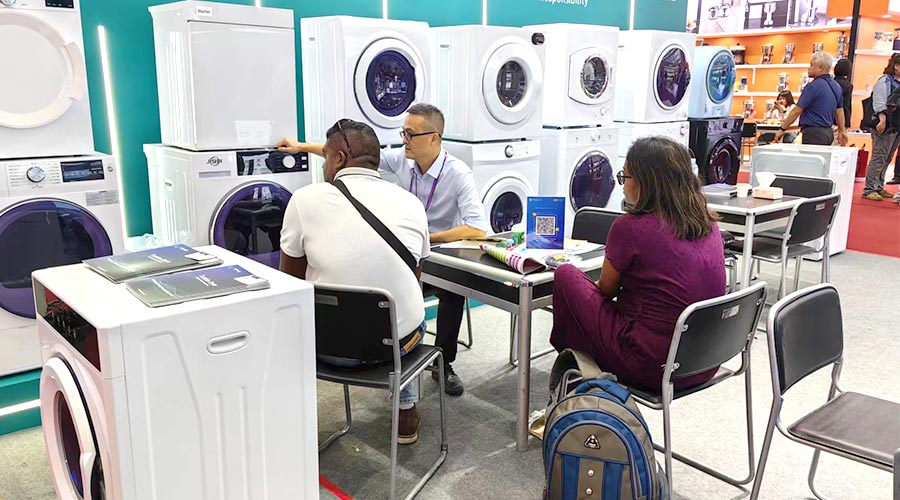 廣交會(huì)參展第一天！金環(huán)電器吸引國(guó)內(nèi)外客戶參觀交流