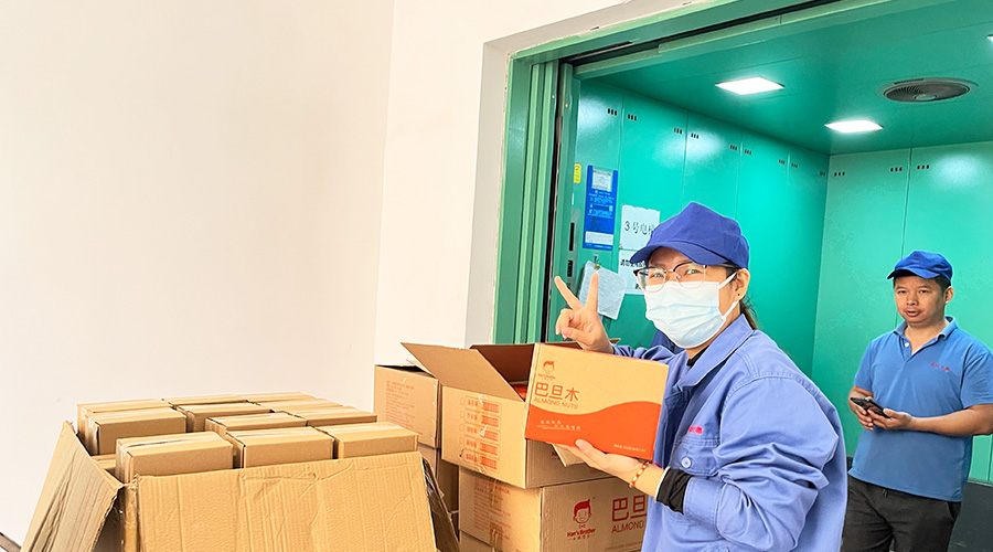 喜笑顏開(kāi)！三八婦女節(jié)  金環(huán)電器發(fā)放禮品暖人心